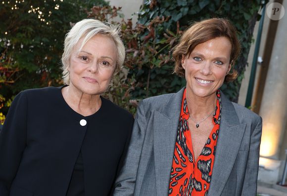 Muriel Robin et Anne Le Nen lors de l'inauguration du jardin des ambassadeurs Line Renaud à Paris le 2 octobre 2023.

© Coadic Guirec / Bestimage