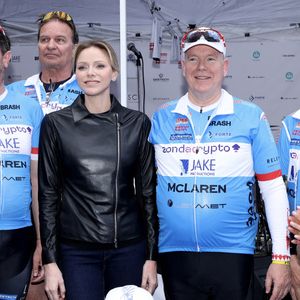au profit de la fondation de sa princesse notamment.

La princesse Charlène de Monaco et le prince Albert II de Monaco - Le prince Albert II de Monaco participe à une randonnée à vélo de Saint-Tropez à la Principauté de Monaco en 4 heures et 15 minutes, au profit de la Fondation de la Princesse Charlène de Monaco le 27 avril 2025. © Claudia Albuquerque/Bestimage