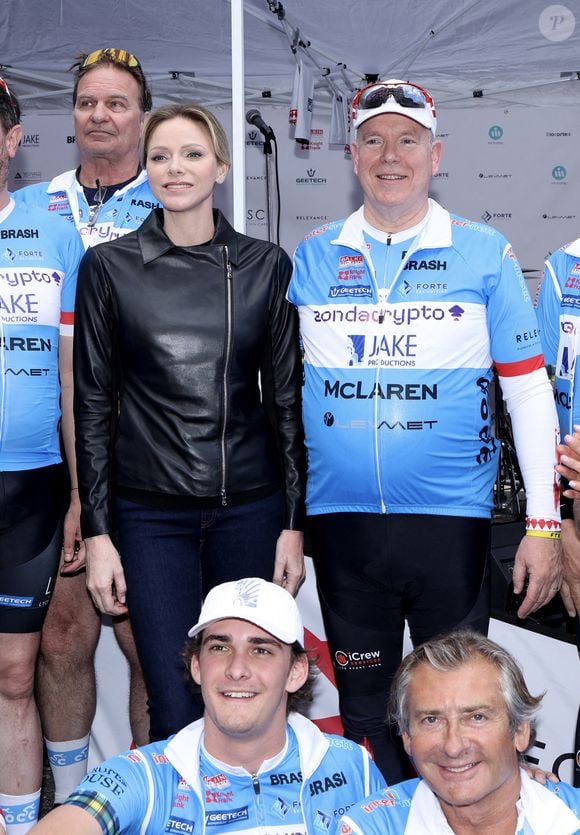 au profit de la fondation de sa princesse notamment.
La princesse Charlène de Monaco et le prince Albert II de Monaco - Le prince Albert II de Monaco participe à une randonnée à vélo de Saint-Tropez à la Principauté de Monaco en 4 heures et 15 minutes, au profit de la Fondation de la Princesse Charlène de Monaco le 27 avril 2025. © Claudia Albuquerque/Bestimage