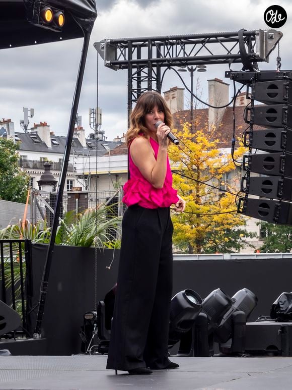 Les deux artistes disent partager une vraie complicité professionnelle.

Magali Ripoll - Illustrations de la Boum de l’Eurovision sur la Place de la Bastille à l’occasion de 70ème édition de l’Eurovision, France, le 16 mai 2026
© Théo Castillon / Bestimage