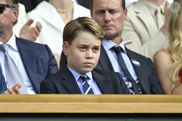 Si le prince George parvient à avoir un téléphone portable, il ne devrait avoir aucun accès à internet. 

Le prince George de Galles - Personnalités à la finale homme du tournoi de tennis de Wimbledon le 13 juillet 2025.
© Chryslène Caillaud / PsnewZ / Bestimage