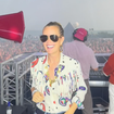 De retour dans son sud natal, Laeticia Hallyday fait une apparition surprise devant des milliers de fêtards