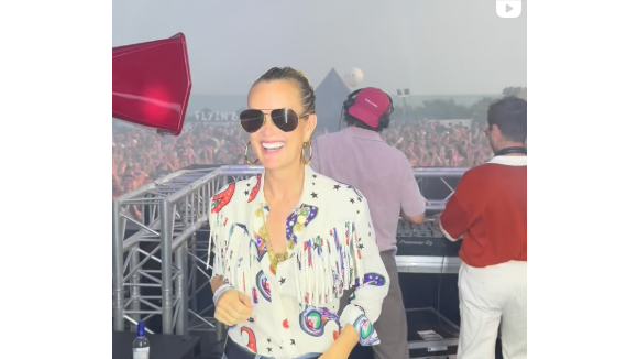 De retour dans son sud natal, Laeticia Hallyday fait une apparition surprise devant des milliers de fêtards