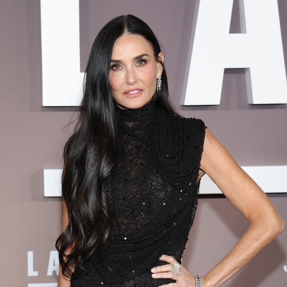Dans cette épreuve, le couple peut compter sur une famille soudée, notamment les cinq filles de l'acteur ainsi que son ex-femme Demi Moore, toujours très présente à ses côtés.

Demi Moore lors de l'avant-première de Landman aux Paramount Studios, à Los Angeles, le 12 novembre 2024. © Photo Press Service / BESTIMAGE