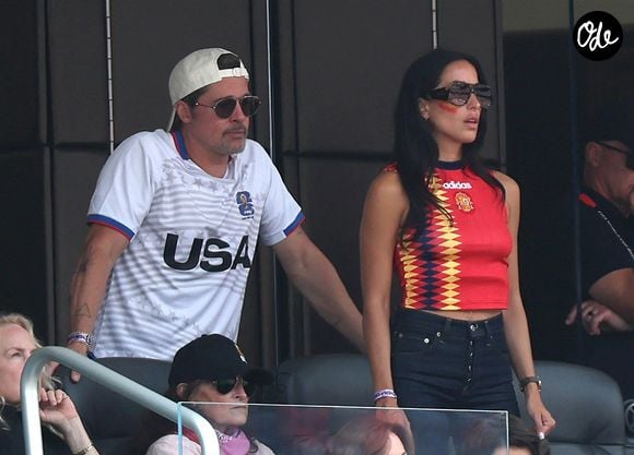 À Los Angeles, acteurs, chanteurs et personnalités internationales se mêlent désormais aux supporters pour vivre les grands moments du tournoi. 

Los Angeles, Royaume-Uni – Des célébrités assistent à la victoire de l'Espagne sur la Belgique en quart de finale de la Coupe du Monde de la FIFA. Sur la photo : Brad Pitt, Ines de Ramon. Backgrid UK / Bestimage