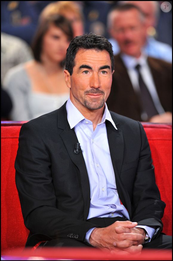 Archives - Luc Alphand sur le plateau de Vivement Dimanche en 2010. Guillaume Gaffiot/Bestimage