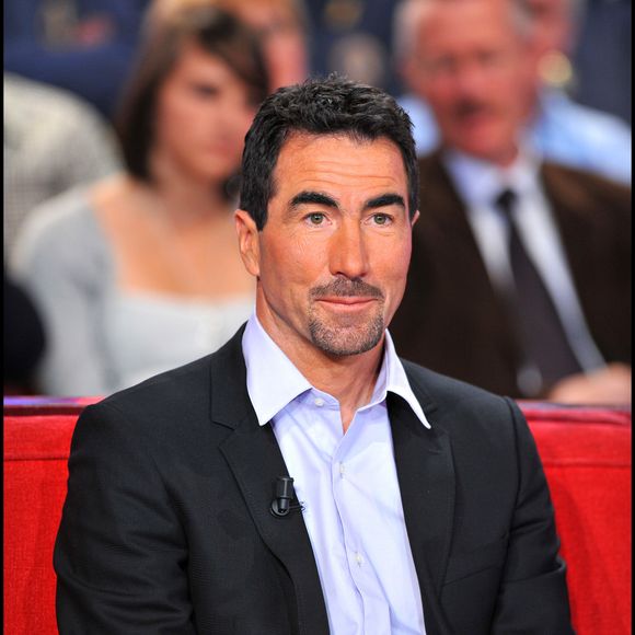 Archives - Luc Alphand sur le plateau de Vivement Dimanche en 2010. Guillaume Gaffiot/Bestimage