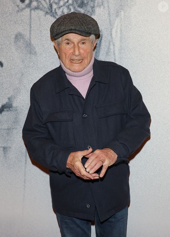 Avec eux, un parterre de stars étaient présentes, dont le réalisateur Claude Lelouch, âgé de 88 ans. 

Claude Lelouch - Photocall de la représentation exceptionnelle de LUMIÈRE ! par Thierry Frémaux au Grand Rex à Paris le 12 décembre 2025.
Photo par Guirec Coadic / Bestimage