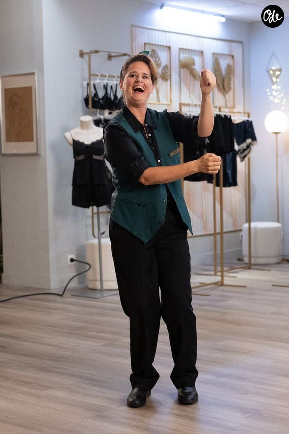 Élodie Poux assure ne s’occuper que de la partie artistique et salue leur complémentarité.

Élodie Poux lors du tournage de l'émission "Panique au grand magasin" diffusée le 15 décembre 2025 sur TF1.

© Cyril Moreau/Bestimage