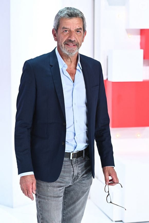"J’ai eu un coup de cœur pour ce village. C’est un village où les gens sont tellement sympas que, pour moi, me marier ici, c’était une évidence", avait-il alors raconté à "Télé Loisirs"...

Exclusif - Michel Cymes lors de l'enregistrement de l'émission "Vivement Dimanche" au Studio Gabriel et diffusée le 30 octobre 2022 sur France 3.
Photos du 16 octobre 2022.

© Guillaume Gaffiot / Bestimage