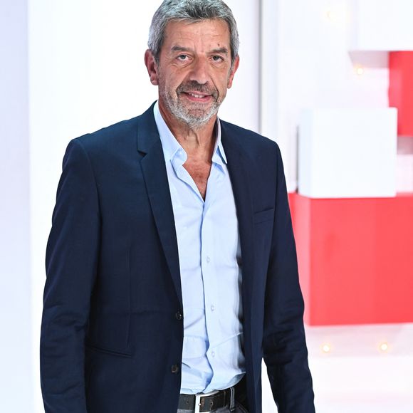 "J’ai eu un coup de cœur pour ce village. C’est un village où les gens sont tellement sympas que, pour moi, me marier ici, c’était une évidence", avait-il alors raconté à "Télé Loisirs"...

Exclusif - Michel Cymes lors de l'enregistrement de l'émission "Vivement Dimanche" au Studio Gabriel et diffusée le 30 octobre 2022 sur France 3.
Photos du 16 octobre 2022.

© Guillaume Gaffiot / Bestimage