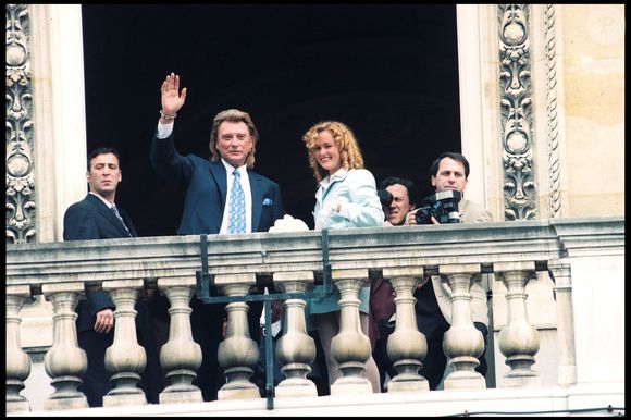 ARCHIVES - JOHNNY HALLYDAY ET SA FEMME LAETICIA, LE JOUR DE LEUR MARIAGE EN 1996, A LA MAIRIE DE NEUILLY SUR SEINE