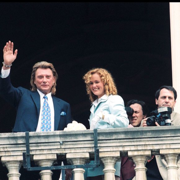 ARCHIVES - JOHNNY HALLYDAY ET SA FEMME LAETICIA, LE JOUR DE LEUR MARIAGE EN 1996, A LA MAIRIE DE NEUILLY SUR SEINE