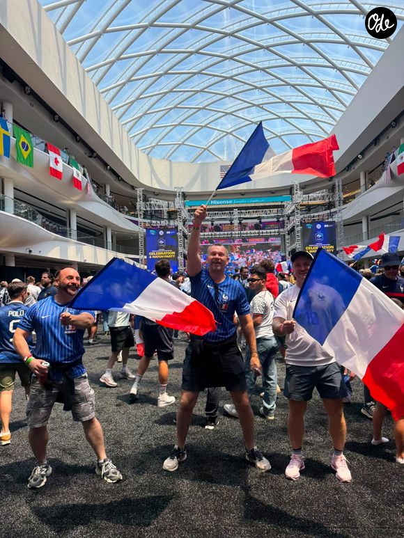 Il a notamment profité d’un safari pour observer des girafes et un coucher de soleil.

Thierry Cotillard, premier supporter des Bleus lors de la Coupe du monde 2026

Publication Instagram du 15 juillet de Thierry Cotillard