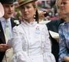 Elle portait des accessoires raffinés, dont un canotier et des pièces de marques françaises.

Carole Middleton et Alizée Thevenet assistent au deuxième jour du Royal Ascot, à l’hippodrome d’Ascot, à Ascot, dans le Berkshire (Royaume-Uni).
Photo de James Whatling