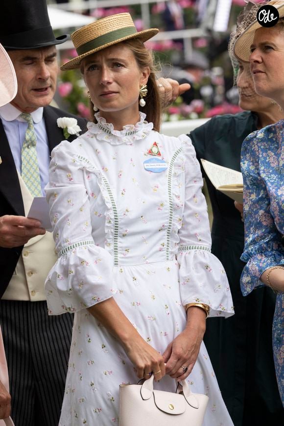 Elle portait des accessoires raffinés, dont un canotier et des pièces de marques françaises.

Carole Middleton et Alizée Thevenet assistent au deuxième jour du Royal Ascot, à l’hippodrome d’Ascot, à Ascot, dans le Berkshire (Royaume-Uni).
Photo de James Whatling