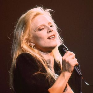 Ses proches vivent dans différents endroits, ce qui complique les retrouvailles.

Sylvie Vartan.
JLPPA / Bestimage