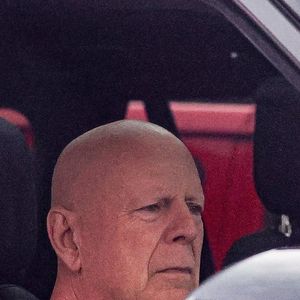Ces révélations relancent les interrogations sur les conditions de ses derniers tournages avant l’annonce officielle de la maladie.
EXCLUSIF Los Angeles, CA L'acteur emblématique Bruce Willis a été vu en train de se promener en voiture dans Santa Monica, accompagné de ses gardiens.
Photo : Bruce Willis
Backgrid USA / Bestimage