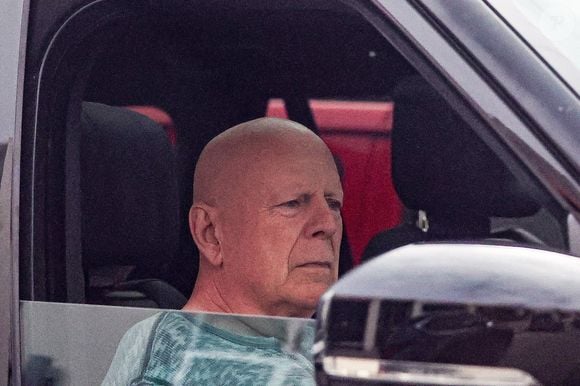 Ces révélations relancent les interrogations sur les conditions de ses derniers tournages avant l’annonce officielle de la maladie.

EXCLUSIF Los Angeles, CA L'acteur emblématique Bruce Willis a été vu en train de se promener en voiture dans Santa Monica, accompagné de ses gardiens.

Photo : Bruce Willis

Backgrid USA / Bestimage