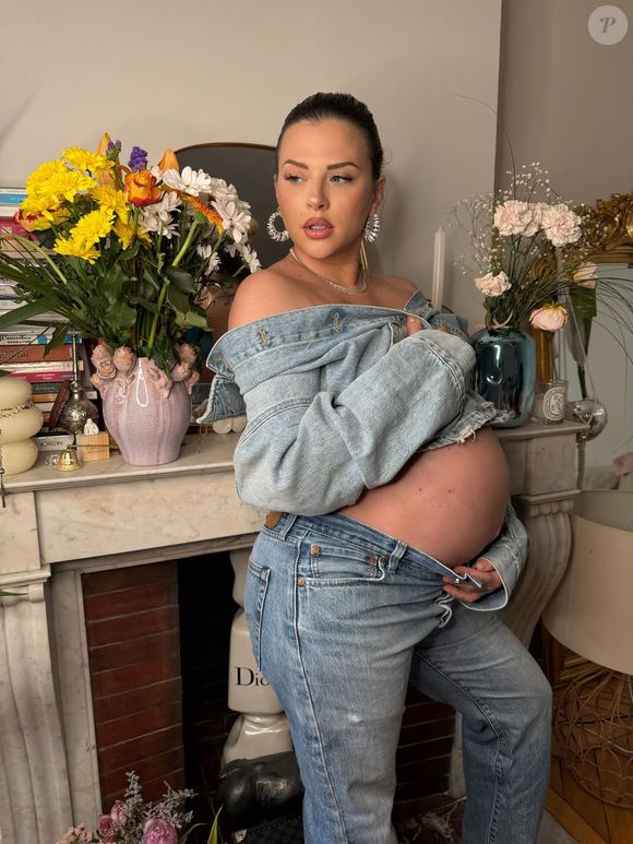 Kelly Vedovelli est enceinte de jumeaux.