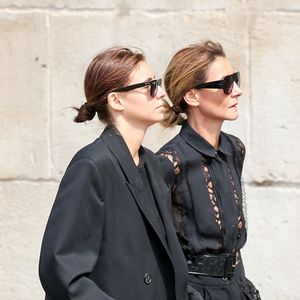 Clotilde Courau et sa fille Vittoria de Savoie - Arrivées aux obsèques de Mathilde Favier en l'église Saint-Sulpice à Paris le 31 aout 2026. © Dominique Jacovides-Cyril Moreau/Bestimage