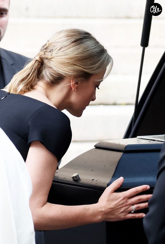 En légende, elle a simplement écrit : « Merci ma chère. »

Audrey Crespo-Mara - Sorties des obsèques de Thierry Ardisson en l’église Saint-Roch de Paris, France, le 17 juillet 2025. 

© Clovis-Jacovides/Bestimage