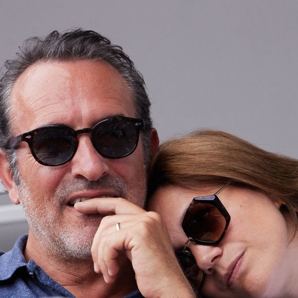 Jean Dujardin et sa femme Nathalie Péchalat - Célébrités en tribunes des Internationaux de France de tennis de Roland Garros 2023 à Paris le 11 juin 2023. © Jacovides-Moreau/Bestimage