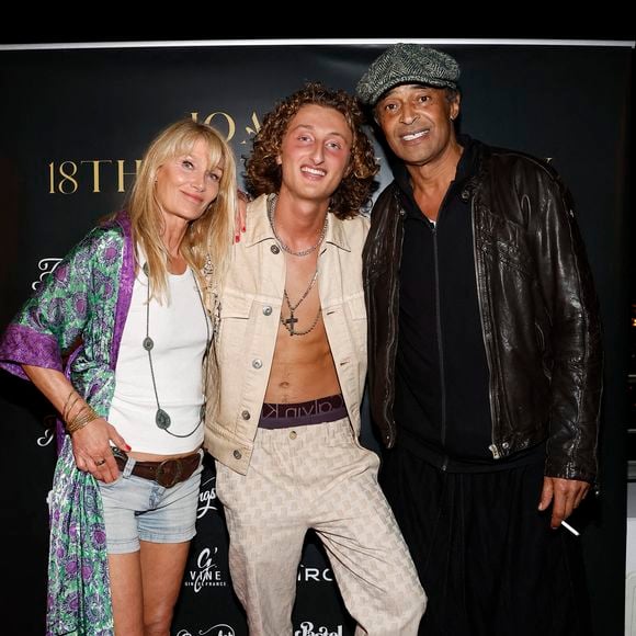 En plein essor dans l’univers de la musique, le fils de Yannick Noah et d’Isabelle Camus se produira ce soir aux platines de l’établissement chic Bambou à Paris. 

Exclusif  Joalukas Noah avec ses parents, Isabelle Camus et Yannick Noah lors de la soirée d'anniversaire de Joalukas Noah, fils de Yannick Noah et Isabelle Camus, pour ses 18 ans à Paris le 10 juin 2022.
© Cyril Moreau / Bestimage