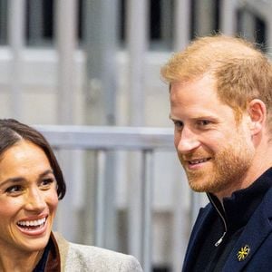 une affaire délicate qui met, malgré eux, les Sussex dans une position inconfortable, les plaçant au cœur d’une controverse sensible qui pourrait entacher leur image publique.

Le prince Harry, duc de Sussex et Meghan Markle, duchesse de Sussex, assistent à un match de basketball en fauteuil lors des "Invictus Games Vancouver Whistler 2025" à Vancouver, le 9 février 2025. Backgrid USA / Bestimage