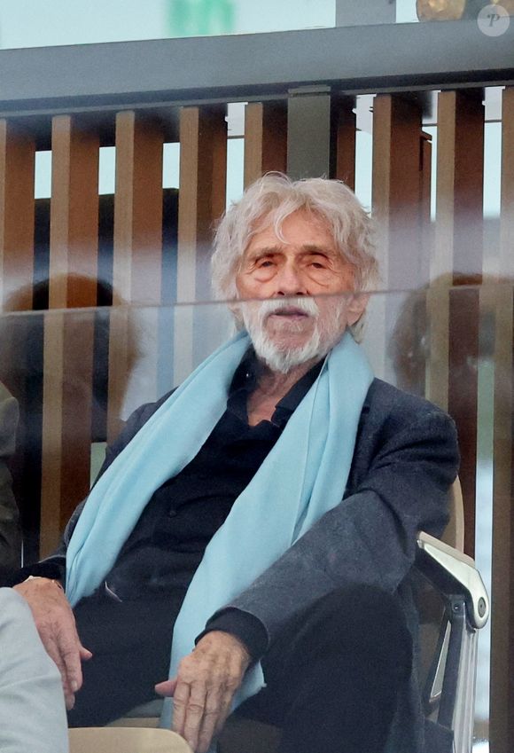 Pierre Richard en tribunes lors des Internationaux de France de Tennis de Roland Garros 2025, à Paris, France, le 6 juin 2025. © Jacovides-Moreau/Bestimage