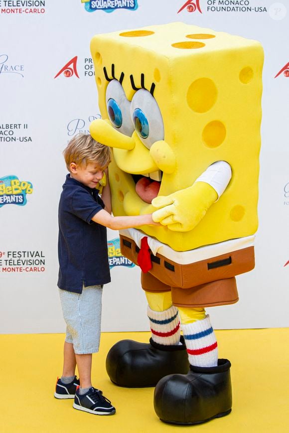 Le Prince Albert II de Monaco, ses enfants Gabriella et Jacques de Monaco posent le long du tapis jaune pour célébrer le 20e anniversaire de 'Bob l'éponge et les Pantoufles' lors du 59e Festival de la Télévision de Monte Carlo, qui s'est tenu au Grimaldi Forum. Monaco le 16 juin 2019. Photo Marco Piovanotto/ABACAPRESS.COM