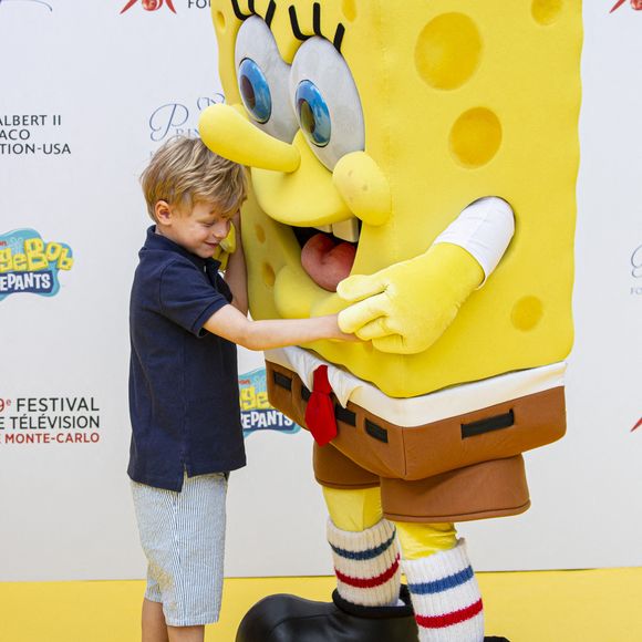 Le Prince Albert II de Monaco, ses enfants Gabriella et Jacques de Monaco posent le long du tapis jaune pour célébrer le 20e anniversaire de 'Bob l'éponge et les Pantoufles' lors du 59e Festival de la Télévision de Monte Carlo, qui s'est tenu au Grimaldi Forum. Monaco le 16 juin 2019. Photo Marco Piovanotto/ABACAPRESS.COM