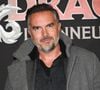 Il souhaitait ainsi différencier l'homme de l'écrivain.

Maxime Chattam - Première du film "Donjons et Dragons : L'Honneur des voleurs" au Grand Rex à Paris le 22 mars 2023. © Coadic Guirec/Bestimage