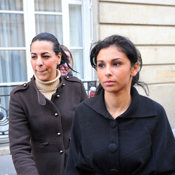 Les sœurs de Rachida Dati, Samira et Malika, rendent visite à sa sœur à la maternité 'La Muette' à Paris, France, le 3 janvier 2009. La ministre française de la Justice, Rachida Dati, a donné naissance à une petite fille à Paris, le 2 janvier. Sa fille, Zohra, est née 15 jours avant terme par césarienne dans une maternité parisienne. Photo ABACAPRESS.COM