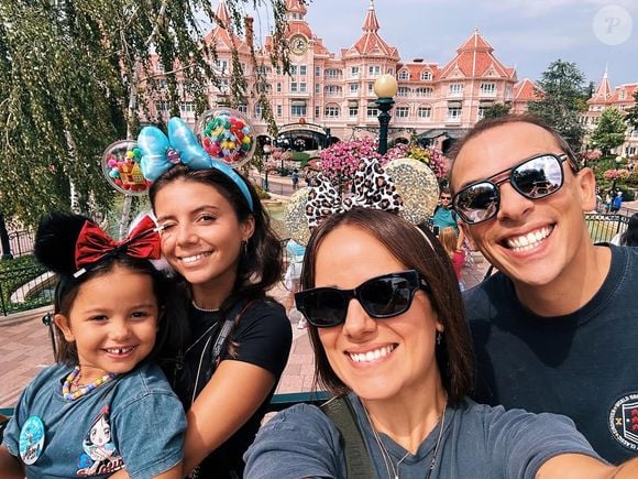 Journée en famille à Disneyland pour Alizée.

Instagram @alizeeofficiel