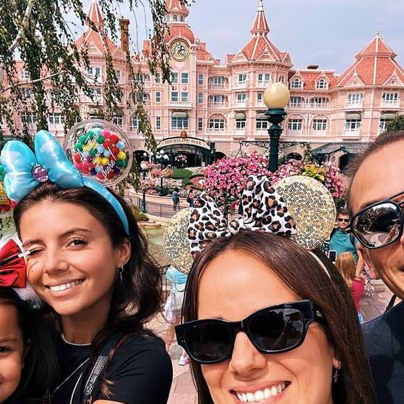 Journée en famille à Disneyland pour Alizée.

Instagram @alizeeofficiel