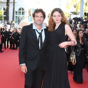 Le chanteur M (Matthieu Chedid) et sa fille Billie - Montée des marches du film « Les Filles du Soleil » lors du 71ème Festival International du Film de Cannes. Le 12 mai 2018 
© Borde-Jacovides-Moreau/Bestimage