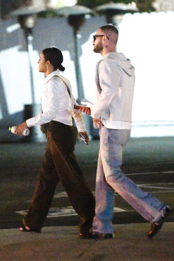 02/27/2026 : Christina Milian et Matt Pokora ont été aperçus lors d'une rare soirée à Los Angeles. La chanteuse et actrice américaine de 44 ans était décontractée dans un chemisier blanc associé à un pantalon marron. Le mari de Christina, 40 ans, chanteur de pop française, a gardé la tête froide dans un top blanc associé à un jean en détresse 

Photo : The ImageDirect / Bestimage