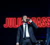 Au dehors de la scène, Julien Dassin est aussi un père de famille qui entend passer plus de temps auprès de sa petite fille et de sa femme dans leur maison en banlieue de Paris...

Julien Dassin en concert lors de sa tournée américaine en 2025.