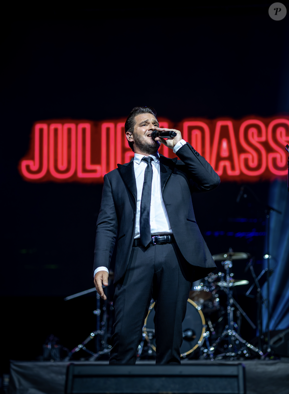 Au dehors de la scène, Julien Dassin est aussi un père de famille qui entend passer plus de temps auprès de sa petite fille et de sa femme dans leur maison en banlieue de Paris...

Julien Dassin en concert lors de sa tournée américaine en 2025.