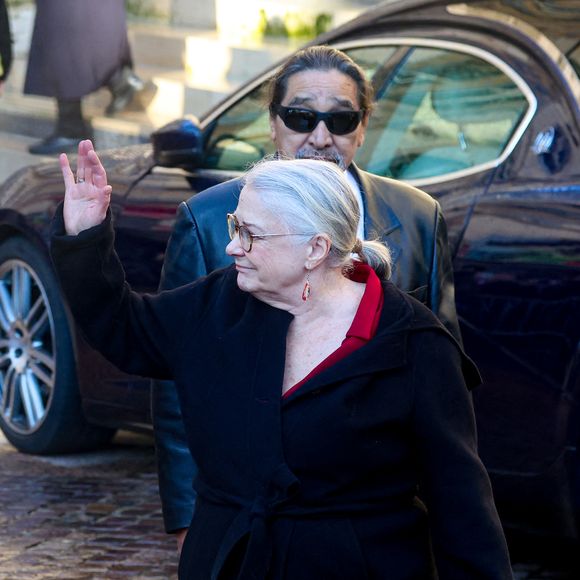 Josiane Balasko et son mari George Aguilar - Sortie des Obsèques de Michel Blanc en l'église Saint-Eustache à Paris, le 10 octobre 2024.  © Moreau / Jacovides / Bestimage