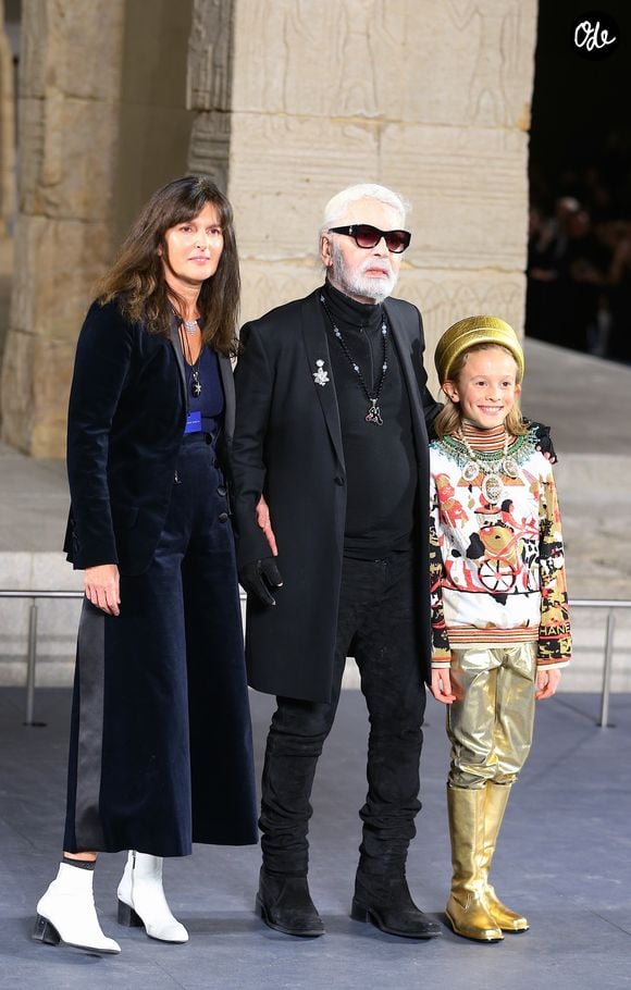 Virginie Viard, Karl Lagerfeld et Hudson Kroenig - Défilé de mode The Chanel Croisiere au Metropolitan Museum à New York, le 4 décembre 2018.