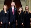 Cette décision s’inscrit dans une volonté de redorer l’image de la monarchie après les scandales passés.
Le roi Felipe VI d’Espagne, la reine Letizia d’Espagne et leurs filles, Leonor et Sofia au grand théatre de Liceu à Barcelone le 23 juillet 2025. Photo par LALO YASKY / BESTIMAGE