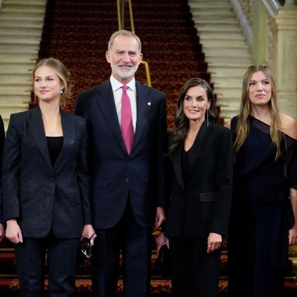 Cette décision s’inscrit dans une volonté de redorer l’image de la monarchie après les scandales passés.

Le roi Felipe VI d’Espagne, la reine Letizia d’Espagne et leurs filles, Leonor et Sofia au grand théatre de Liceu à Barcelone le 23 juillet 2025. Photo par LALO YASKY / BESTIMAGE