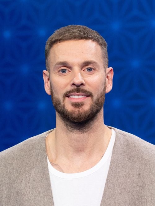 Matt Pokora : son frère aîné Julien, qui est son portrait craché, mène lui aussi une carrière dans la musique