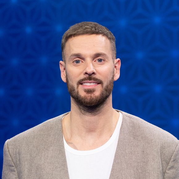 M. Pokora est resté très proche de son grand frère Julien, qui lui a transmis sa passion pour la musique.

Matt Pokora pour les surprises lors de l'enregistrement de l'émission "La Boîte à secrets", présentée par Faustine Bollaert, dans les studios du Lendit à Saint-Denis, France.

© Cyril Moreau/Bestimage