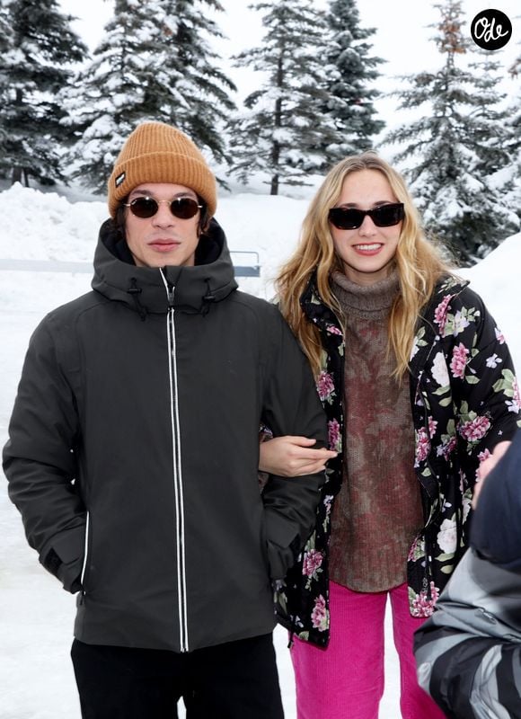 Chloé Jouannet et son compagnon Sandor Funtek - Les célébrités prennent le volant sur le circuit sur glace Skoda dans le cadre du 27ème festival International du Film de Comédie de l'Alpe d'Huez, le 19 janvier 2023. 
© Dominique Jacovides / Bestimage
