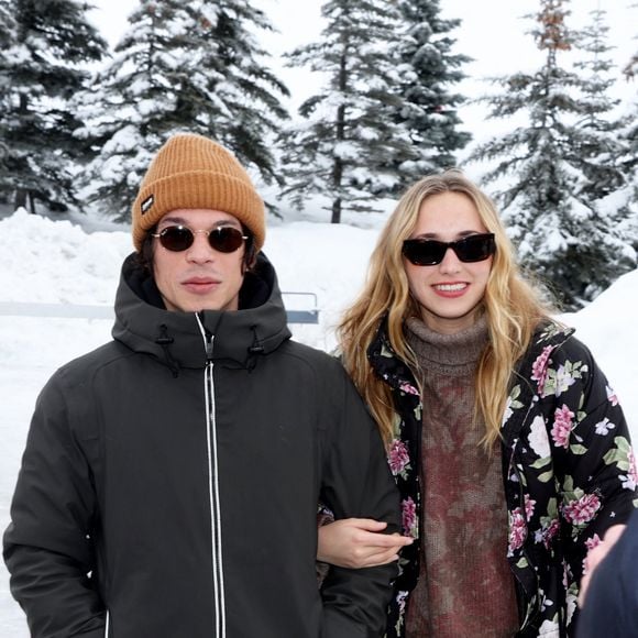 Chloé Jouannet et son compagnon Sandor Funtek - Les célébrités prennent le volant sur le circuit sur glace Skoda dans le cadre du 27ème festival International du Film de Comédie de l'Alpe d'Huez, le 19 janvier 2023. 
© Dominique Jacovides / Bestimage
