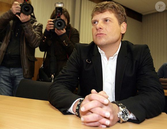 L'ancien coureur cycliste professionnel Jan Ullrich est entouré de photographes au tribunal régional supérieur de Duesseldorf, Allemagne, le 12 novembre 2008. Photo par Federico Gambarini/DPA/Cameleon/ABACAPRESS.COM