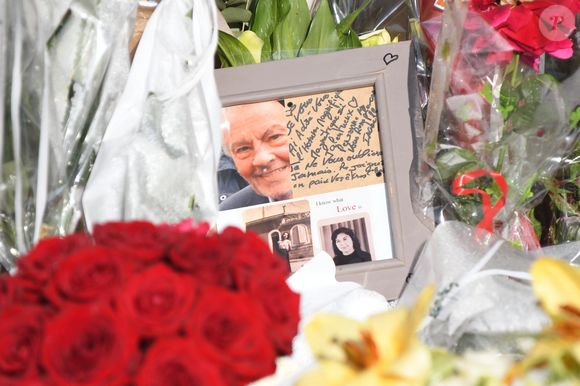 Un bébé qui a été conçu à Douchy, où repose Alain Delon

Les hommages se multiplient devant l'entrée de la maison de Alain Delon à Douchy le 22 août 2024. © Agence / Bestimage